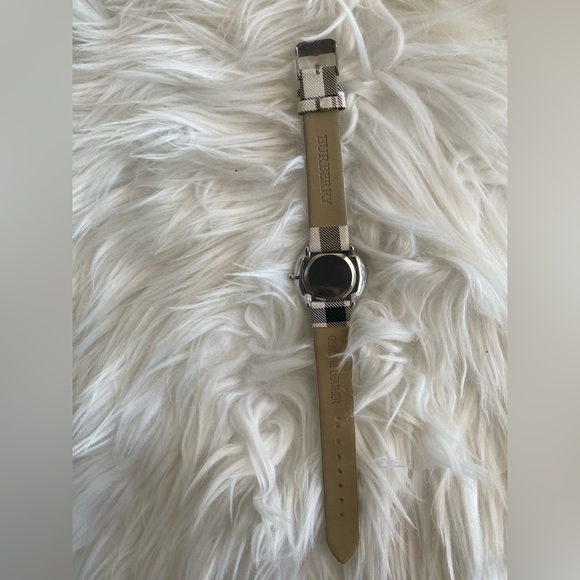 ✨Burberry rare diamond watch ✨genuine leather - Picture 7 of 9